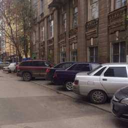 В Ростове наглые водители вынуждают пешеходов ходить по капотам машин