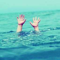 Тонущих и молящих о помощи ростовчан вытащили из воды спасатели