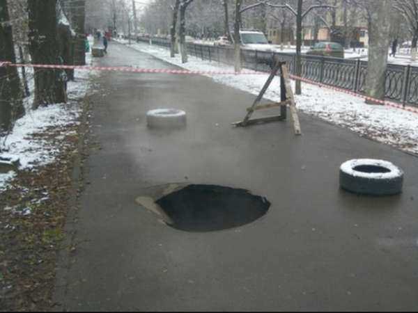 В Ростове асфальт совсем "не приживается" на дорогах, сверкая все новыми дырами