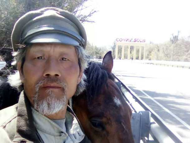 Путь китайского конного путешественника, который скачет по городам-участникам ЧМ по футболу, лежит через Ростов