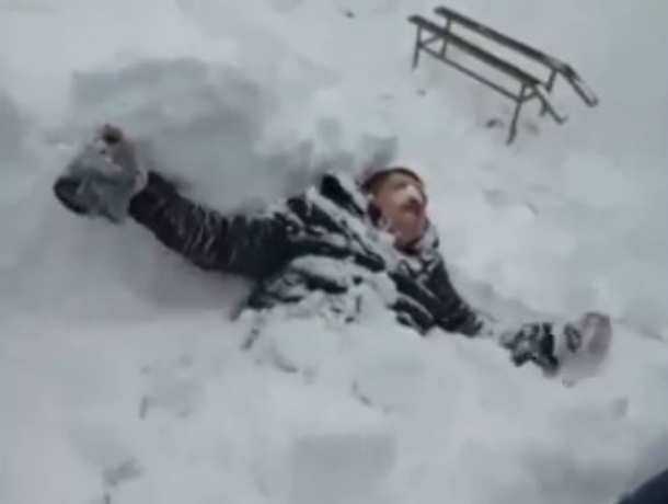 Откопавшийся из сугроба «снежный человек» бросил «ритуальный клич» весне в Ростове на видео
