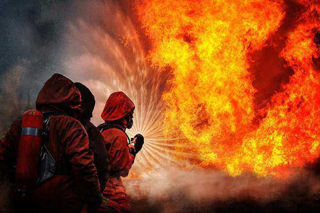 Огонь и взрывы: в Ростове-на Дону горит район частной застройки