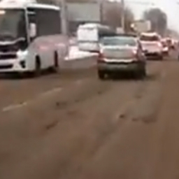 Страдания автомобилистов на заваленных снегом дорогах Ростова попали на видео