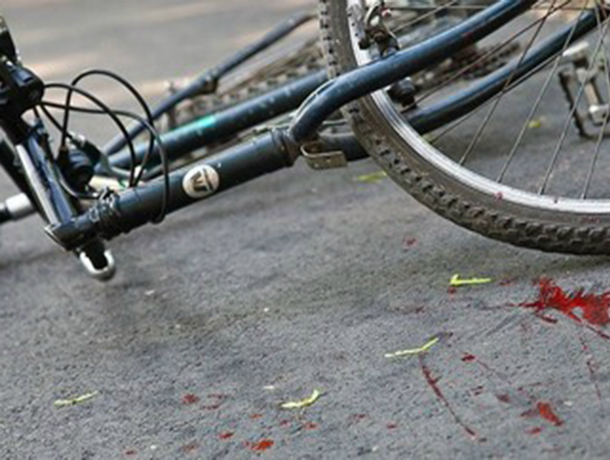 Лихая 19-летняя велосипедистка пострадала под колесами Volkswagen в Ростовской области
