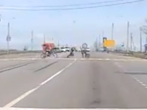 Железный конь ускакал от мотоциклиста на полном ходу на видео под Ростовом