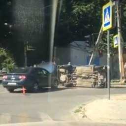 Перевернувшийся после встречи с ВАЗом Volkswagen на дороге Ростова попал на видео
