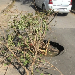 Образовавшаяся в новеньком асфальте воронка засасывает автомобилистов на бульваре Комарова в Ростове