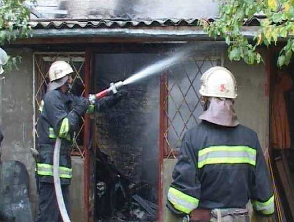 Отчаянный борец с сухостоем спалил соседский дом со всеми припасами в Ростовской области