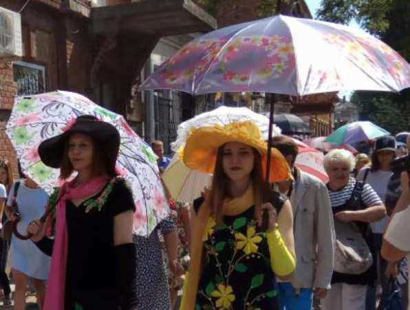 Флешмобом «Зонтичное утро» отметили в Таганроге день рождения Фаины Раневской