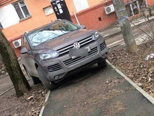 Мастер-класс по парковке на тротуарах преподал коллегам-автохамам водитель иномарки в Ростове