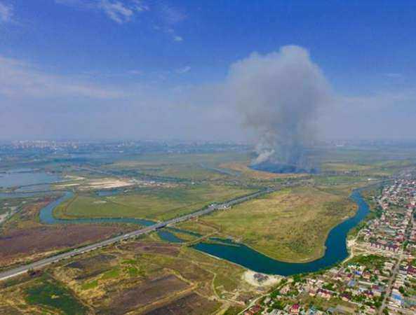 Из-за крупного ландшафтного пожара под Батайском центр Ростова покрылся пеплом