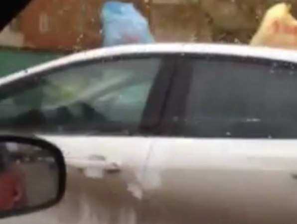 Мешками с бытовыми отходами «украсили» припаркованный у мусорки  Ford жители Ростова