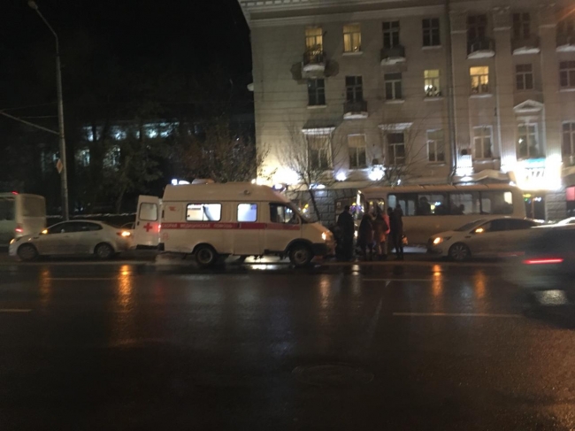 Медики срочно госпитализировали сбитого в центре Ростова мужчину