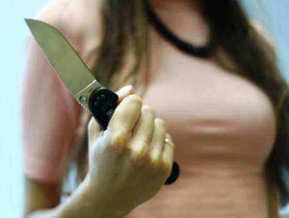 Женщина порезала ножом молодого друга во время «конфликтного» перекура в подъезде Ростова Женщина порезала ножом молодого друга во время «конфликтного» перекура в подъезде Ростова