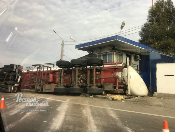 Грузовик с цистерной перевернулся около поста ДПС в Ростовской области