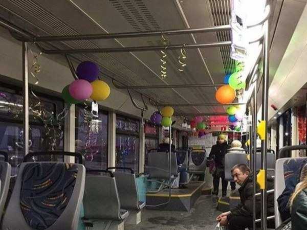 Новогоднее настроение жителям Ростова подарил "расфуфыренный" наряженный трамвай