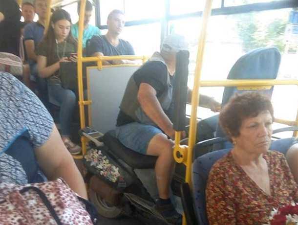 Прокативший свой мопед в автобусе экономный байкер рассмешил жителей Ростова