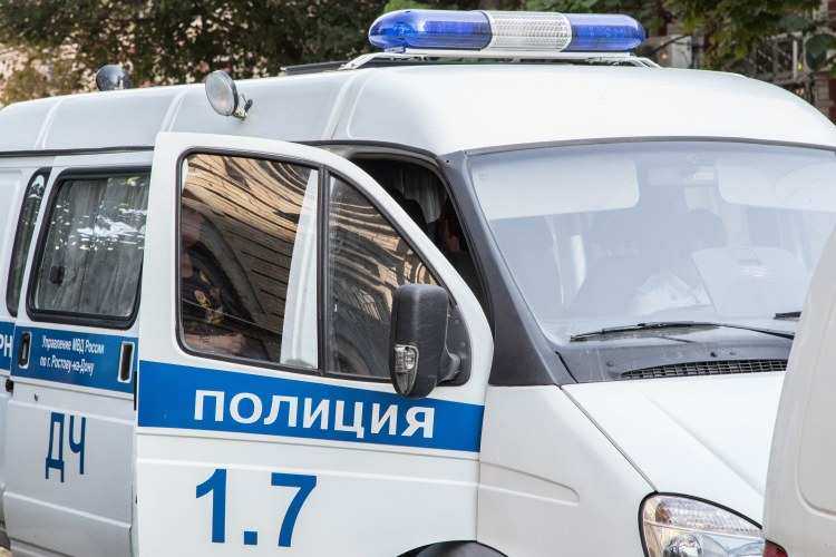 Чтобы угнать чужую машину, горе-грабитель нанял такси и попал в ДТП в Ростове
