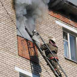 Женщина серьезно отравилась дымом во время пожара в четырехэтажном доме в Ростове