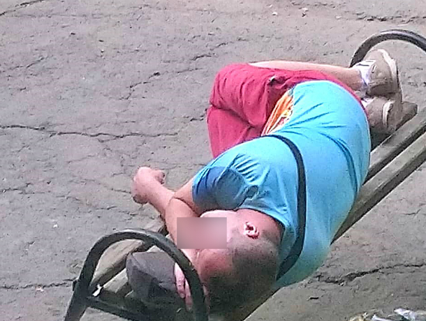 Уснувший на лавочке «не дождавшийся» романтик развеселил жителей Ростова