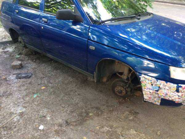 В Ростове неизвестные сняли колеса с «ВАЗа»