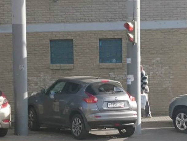 Преступные желания вызвал припарковавшийся на пешеходном переходе автохам у жителей Ростова