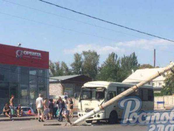 "Взбесившаяся маршрутка" снесла столб и отправила в больницу пассажиров в Ростове