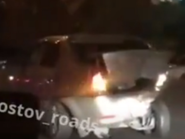 Телепающийся по дороге Ростова «зомби-Рено» рассмешил автолюбителей на видео
