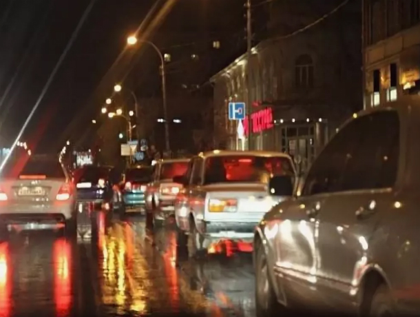 Попытавшаяся проскочить между фурой и легковушкой Skoda застряла и спровоцировала огромную пробку в Ростове
