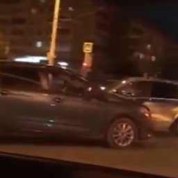 Эпичный лобовой таран легковушкой автомобиля ДПС в Ростовской области попал на видео