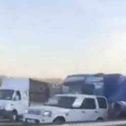 Жесткое ДТП с бензовозом и лодкой парализовало движение на трассе под Ростовом и попало на видео