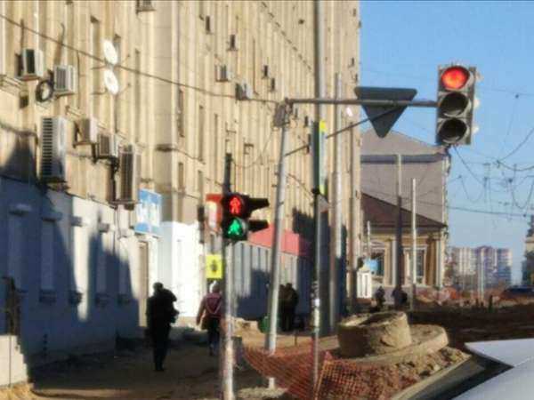 В центре Ростова "сошедший с ума" светофор заставляет прохожих рисковать своей жизнью