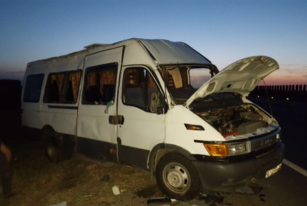 На М-4 «Дон» перевернулся микроавтобус с туристами из Ростова: пострадали 8 человек