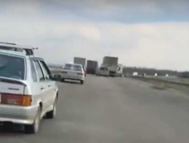 Заставляющая автомобилистов ползти на «дрожащих колесах» убитая ростовская трасса попала на видео