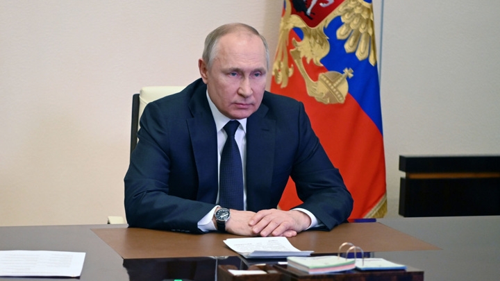 Путин подписал законы о фейках и санкциях