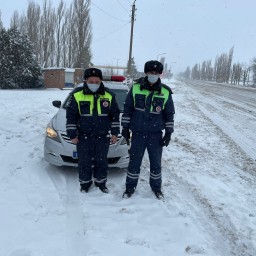 Полицейские помогли водителю, машина которого застряла на заснеженной трассе в Ростовской области