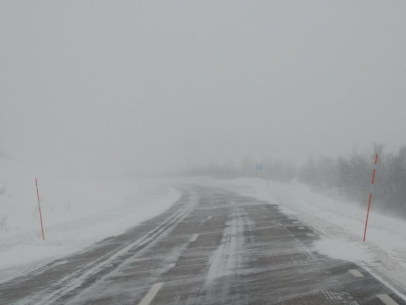 Из-за сильного снегопада на пяти трассах в Ростовской области введены ограничения