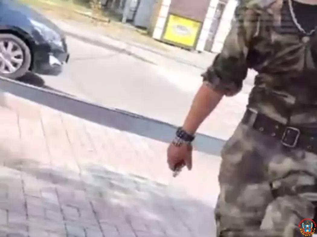 В Ростове мужчина в военной форме посреди улицы угрожал гранатой прохожим