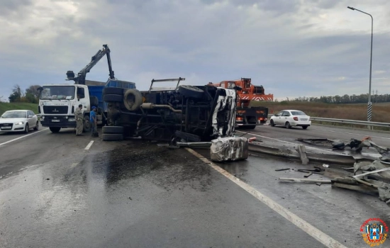 В Ростовской области мусоровоз снес ограждения на трассе