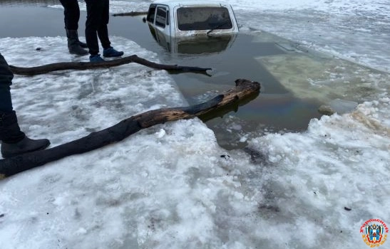 В Ростовской области под лед провалился внедорожник