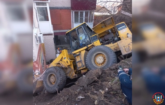 В Ростове трактор врезался в угол жилого дома и задел газовую трубу