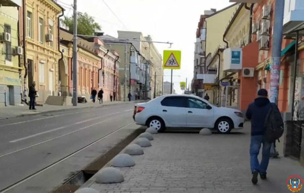 Жительница Ростова пожаловалась на автохамов, паркующих свои авто на тротуарах