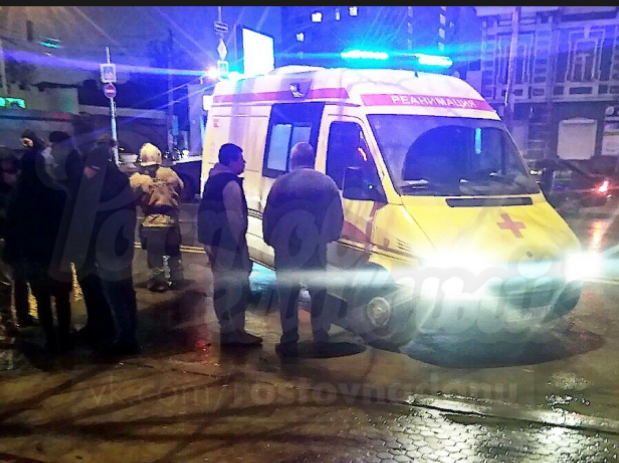 В Ростове иномарка сбила девушку, переходившую дорогу на зеленый свет