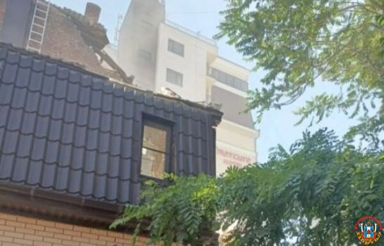 В Ростове во время сноса аварийного здания рабочие пробили крышу жилого дома
