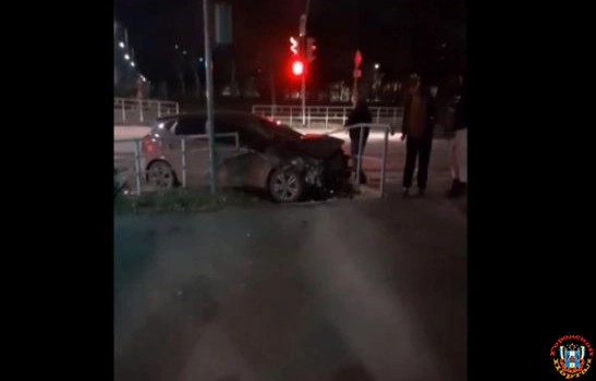 В Волгодонске водитель на «Киа» снес дорожное ограждение