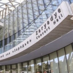 В зале "Зарядье" стеклянная дверь упала на посетителей