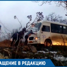 "Несуществующая" дорога в рытвинах заставляет жителей Ростовской области плакать по пути на работу