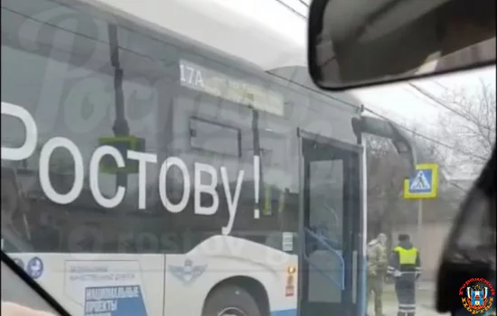 Электробус протаранил легковой автомобиль на Таганрогской