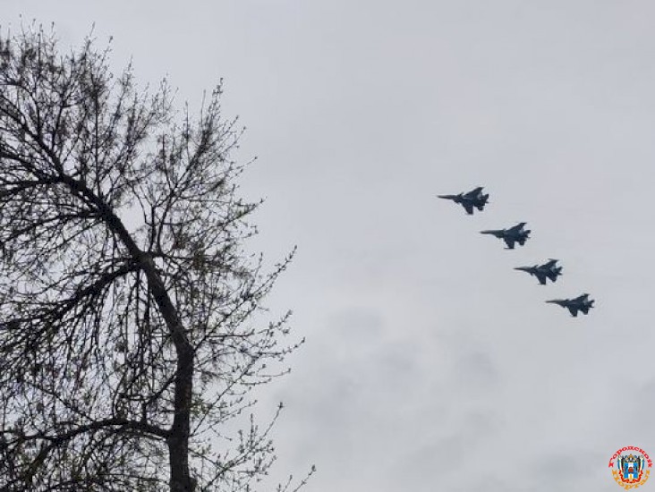 В Ростове летчики провели репетицию воздушного парада к 9 Мая