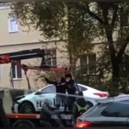 В Ростове задержали дебошира, пытавшегося съехать на машине с эвакуатора